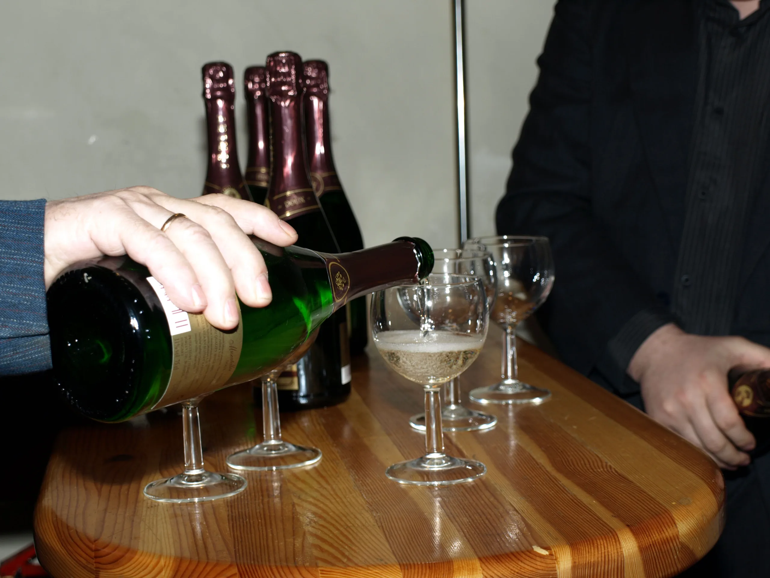 Šampuse väljavalamine klaasidesse. Mailis Vahenurme jäädvustatud ürituse foto aastast 2009.