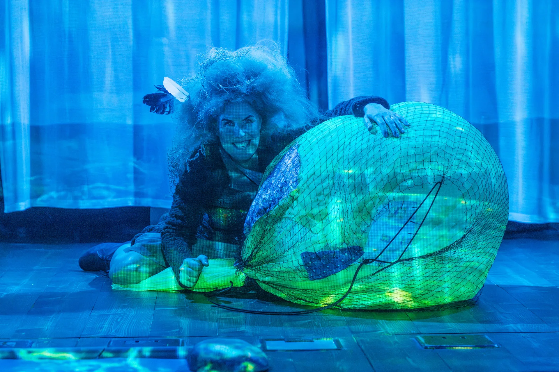 Fotograaf Mailis Vahenurm pildistas ürituse foto Vanemuise etenduse proovis "Kunksmoor ja kapten Trumm".