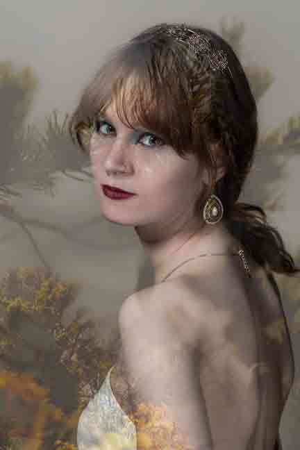 Portreefotograaf Mailis Vahenurme pildistas topeltsäri foto naisest.