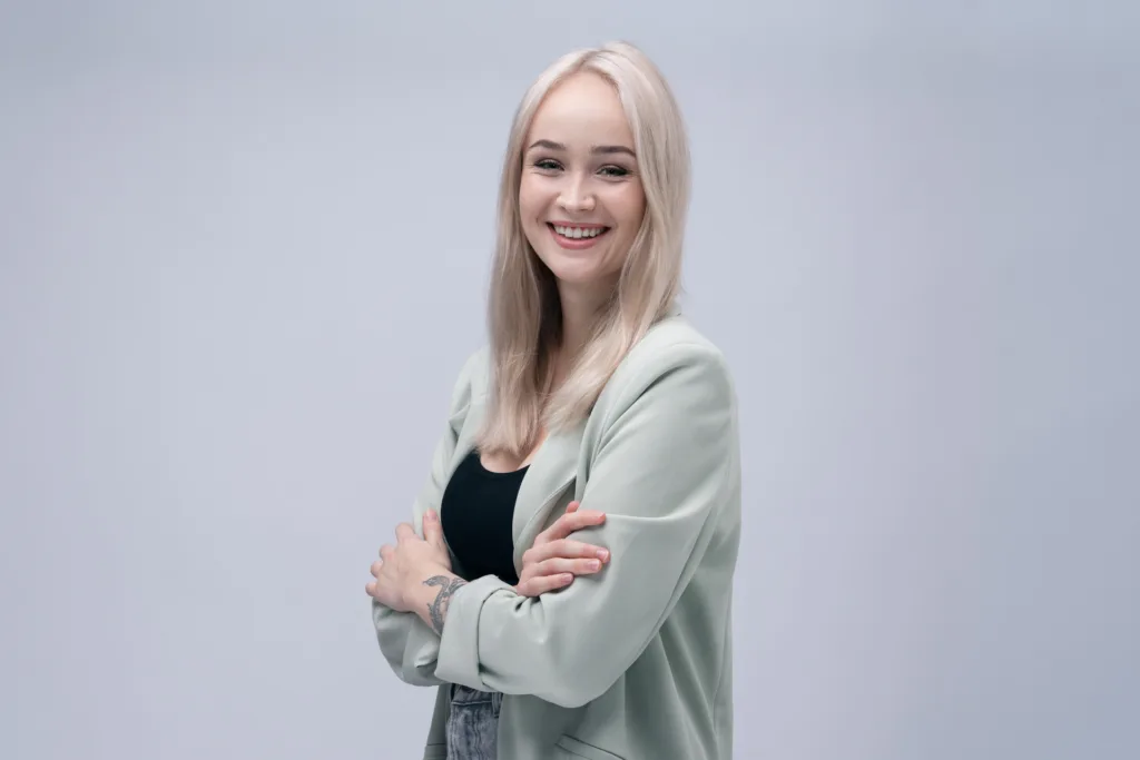 Ametiportree naisest, pildistas fotograaf Mailis Vahenurm.