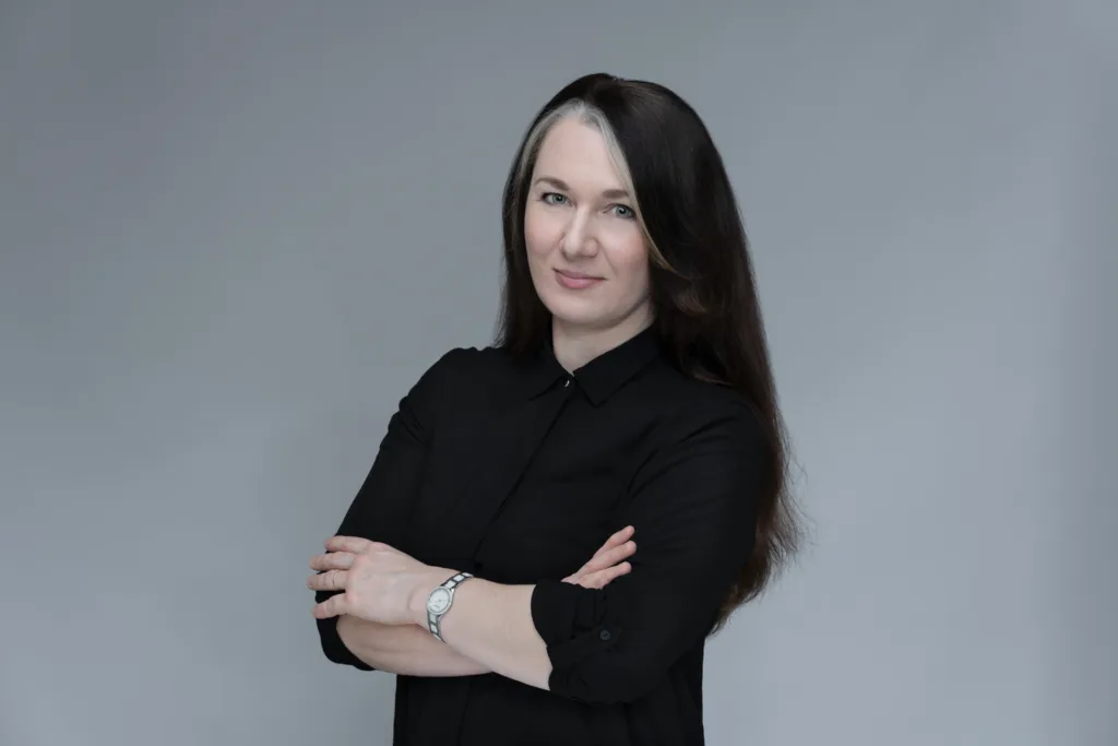 Ametiportree naisest, pildistas fotograaf Mailis Vahenurm.