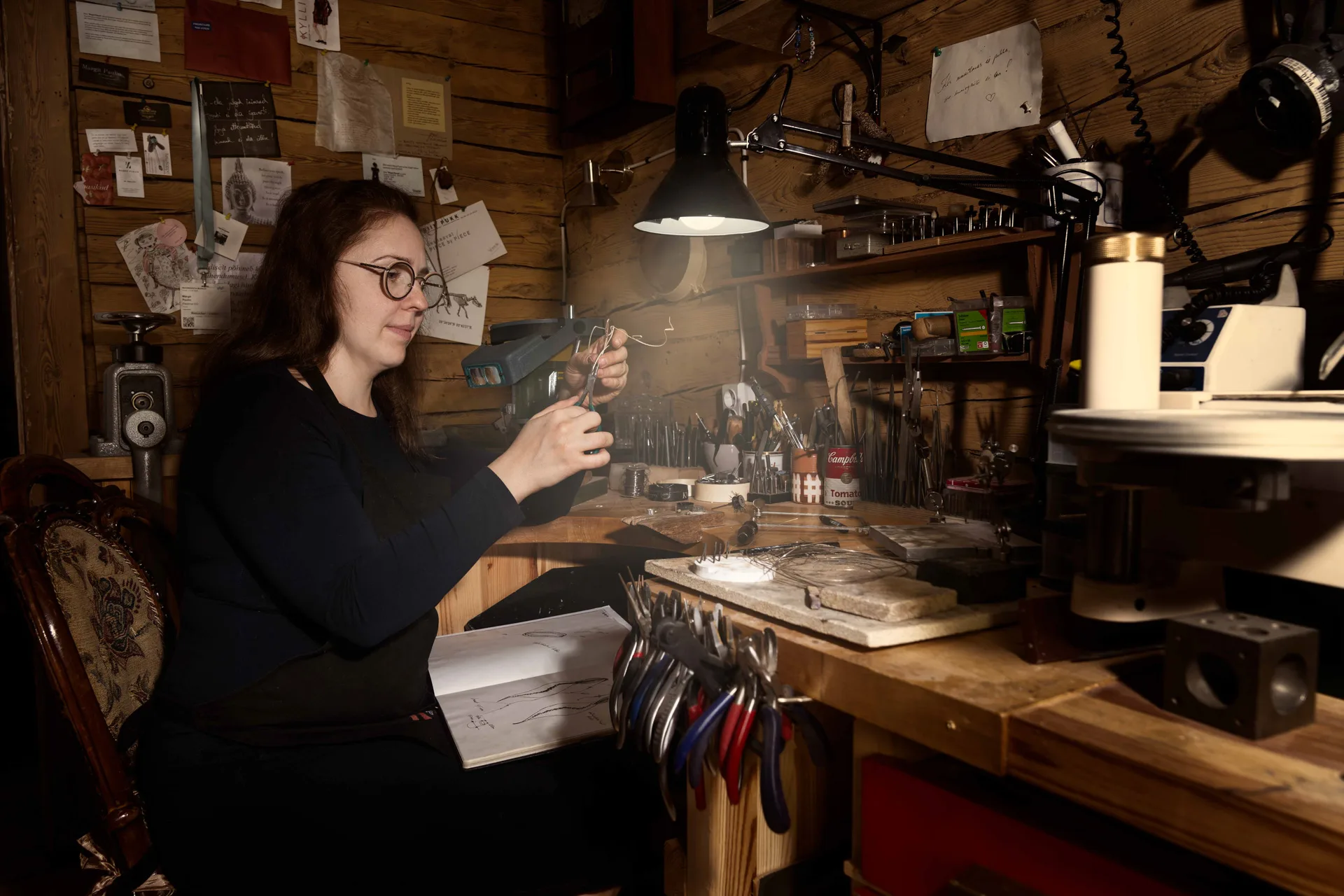 Ametiportree naisest, pildistas portreefotograaf Mailis Vahenurm Portrefotograaf Mailis Vahenurm pildistas lavastusliku ametiportree naisest.