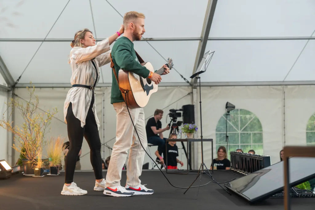 Behind-the-scenes Investeerimisfestivalilt, kus sätitakse paika meelelahutaja Andreas Meltsi mikrofon, pildistas Mailis Vahenurm.