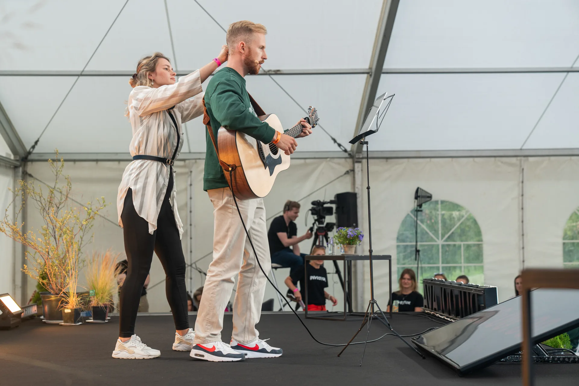 Behind-the-scenes Investeerimisfestivalilt, kus sätitakse paika Andreas Meltsi mikrofon Ürituste fotograaf Mailis Vahenurm pildistas ürituse foto Investeerimisfestivalilt behind-the-scenes.