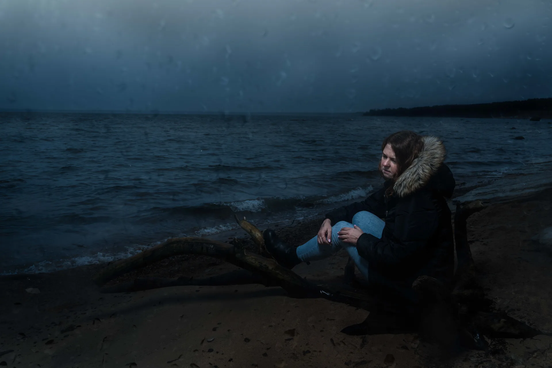 Lavastusfoto naisest, kes istub rannal, pildistas portreefotograaf Mailis Vahenurm Lavastusfoto naisest, pildistas portreefotograaf Mailis Vahenurm.