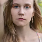 Portree naisest, pildistas fotograaf Mailis Vahenurm.