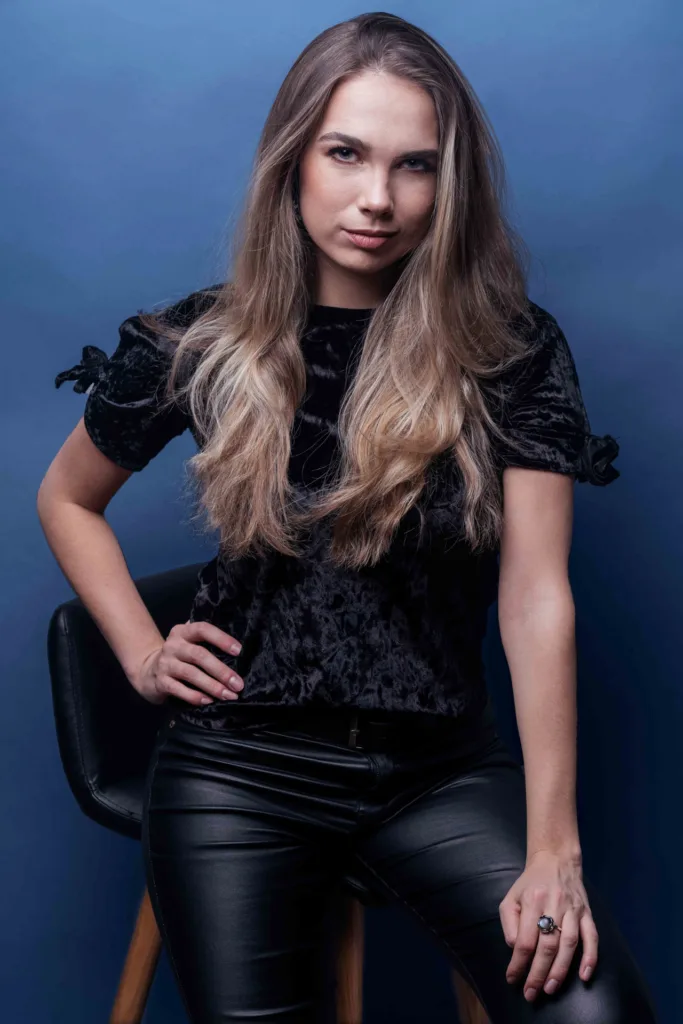 Portree naisest, pildistas fotograaf Mailis Vahenurm.