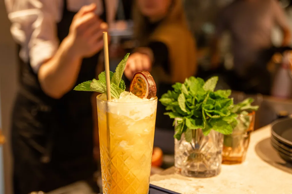 Ürituse foto sündmuselt Tartu Cocktail Week restoranis Toko, pildistas fotograaf Mailis Vahenurm.
