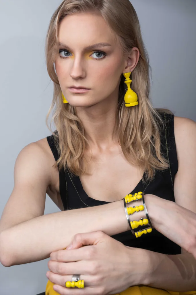 Brändioto Margit Paulini ehtekollektsioonist ŠahMat! modelliga, pildistas Mailis Vahenurm.