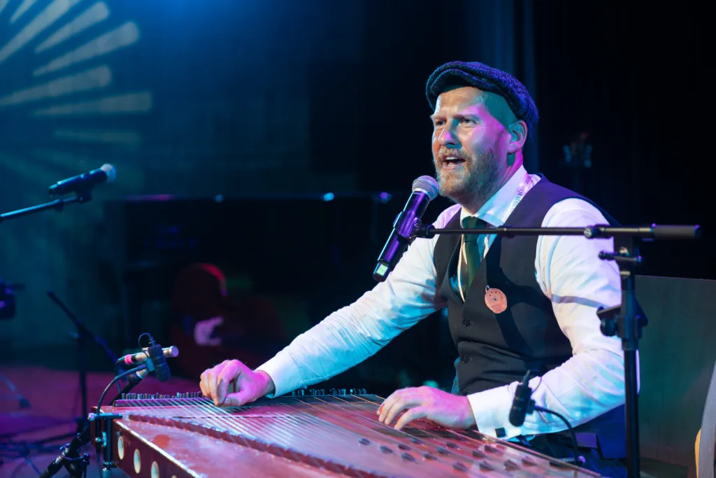 Ürituse foto 30. Viljandi Pärimusmuusika Festivalilt Ürituse foto 30. Viljandi Pärimusmuusika Festivalilt, kannelt mängib ja laulab Martin Arak, pildistas fotograaf Mailis Vahenurm.