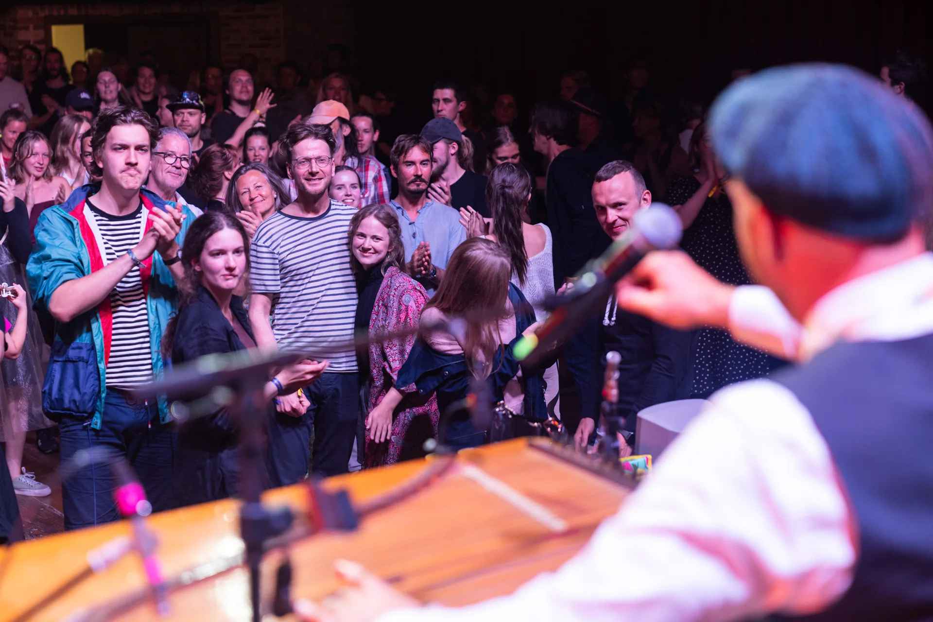 Ürituse foto 30. Viljandi Pärimusmuusika Festivalilt, Tantsumaja programmis mängib kannelt ja laulab Martin Arak-2