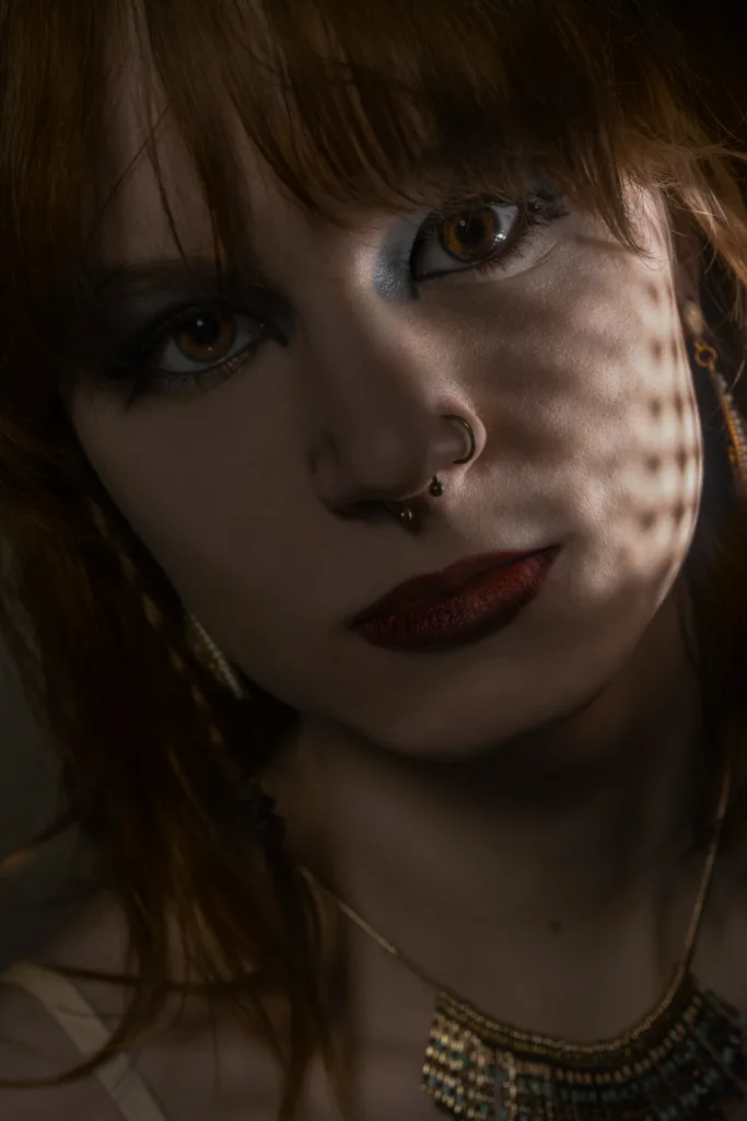 Portreefotograaf Mailis Vahenurm pildistas portreefoto naisest.