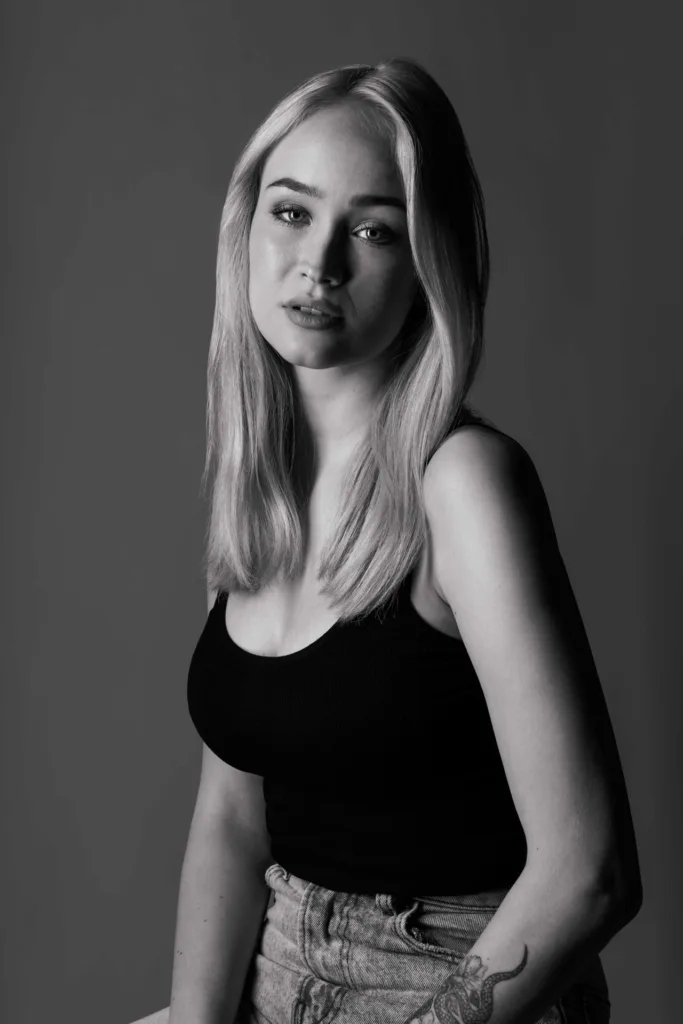 Portreefotograaf Mailis Vahenurm pildistas portreefoto naisest.