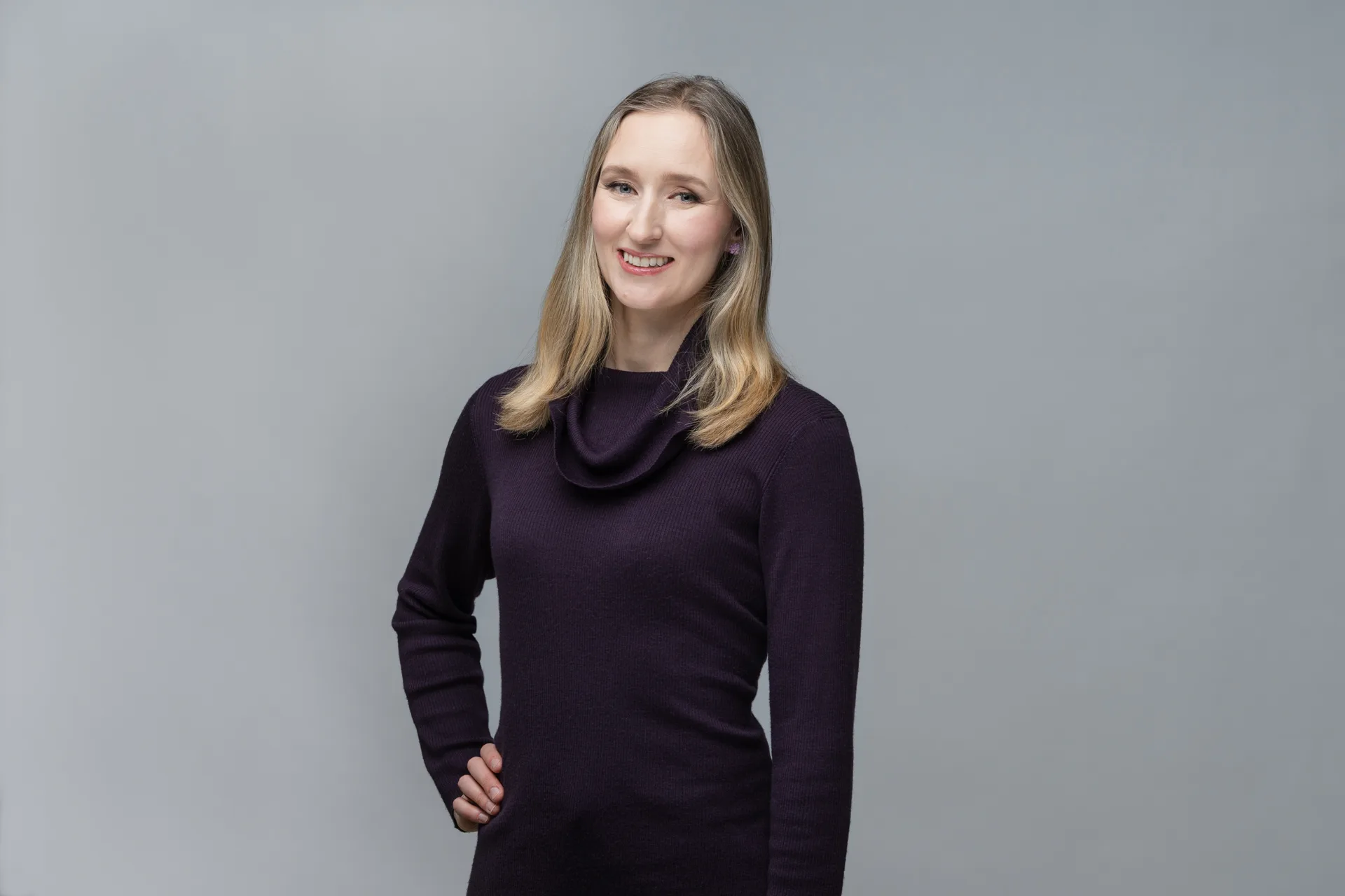 Ametiportree naisest, pildistas fotograaf Mailis Vahenurm.