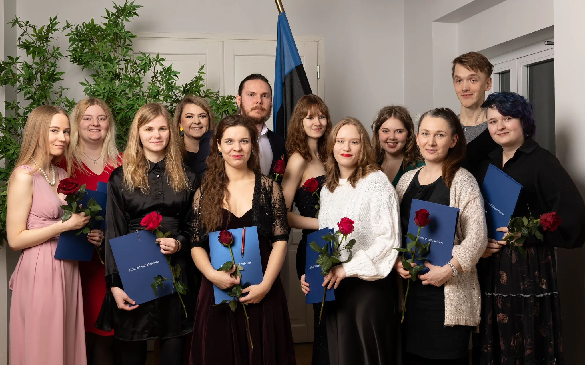 Tallinna Polüthenikumi fotograafia 14. lend, foto autor Liis Laansalu. Fotograafia eriala õpilaste 14. lennu lõpetamise foto, pildistas Liis Laansalu.