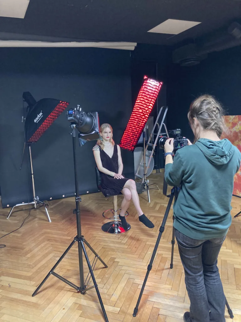 Modelli pildistamine fotostuudios õpingute ajal, pildistas Evelin Palu.