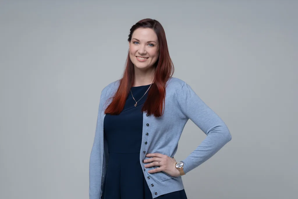 Klassikaline ametiportree naisest, pildistas portreefotograaf Mailis Vahenurm.