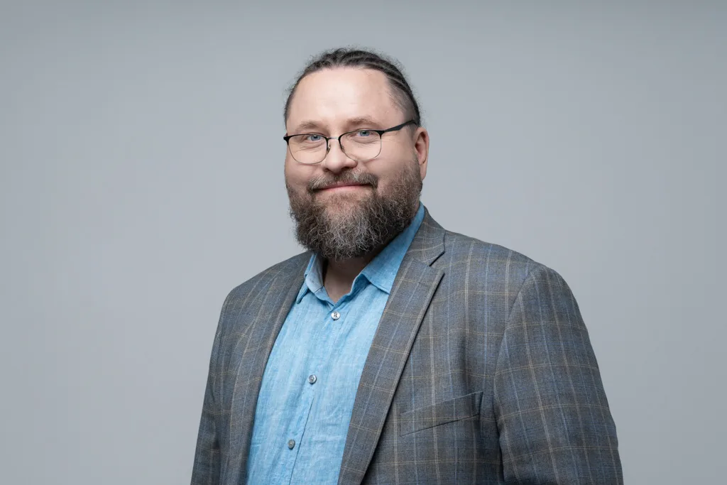 Klassikaline ametiportree mehest, pildistas portreefotograaf Mailis Vahenurm.