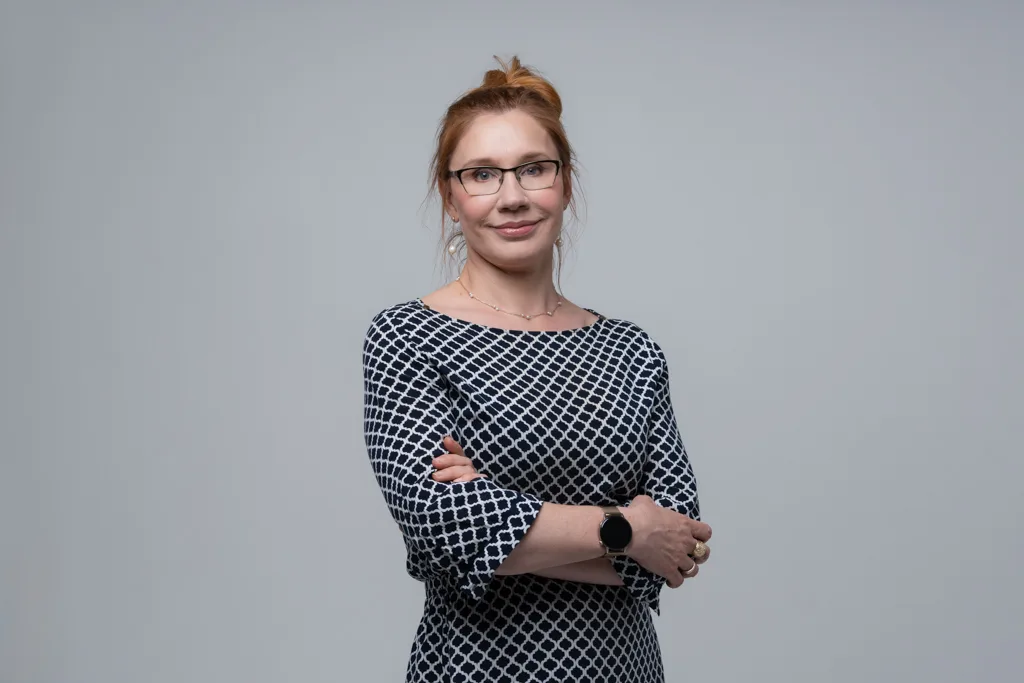 Klassikaline ametiportree naisest, pildistas portreefotograaf Mailis Vahenurm.