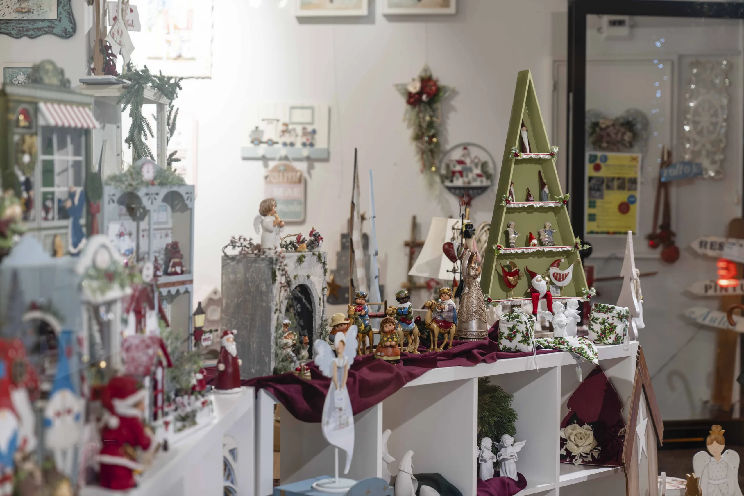 Foto mänguasjapoe "Toc & Retoc loja atelier" vaateaknast Aveiros, pildistas fotograaf Mailis Vahenurm.