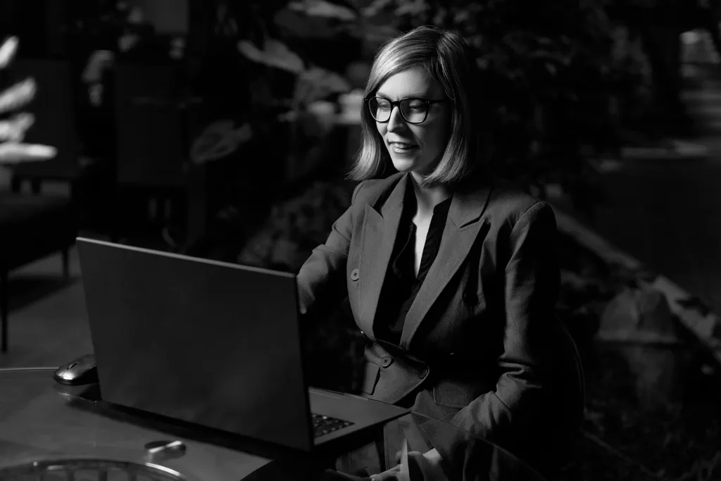 Persoonibrändi foto naisest, pildistas fotograaf Mailis Vahenurm.