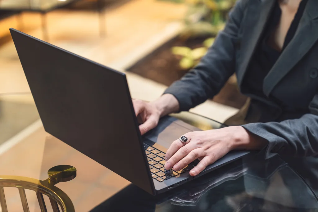 Persoonibrändi foto naisest, pildistas fotograaf Mailis Vahenurm.