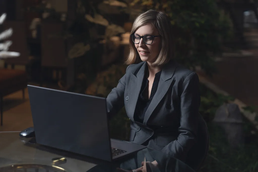 Persoonibrändi foto naisest, pildistas fotograaf Mailis Vahenurm.