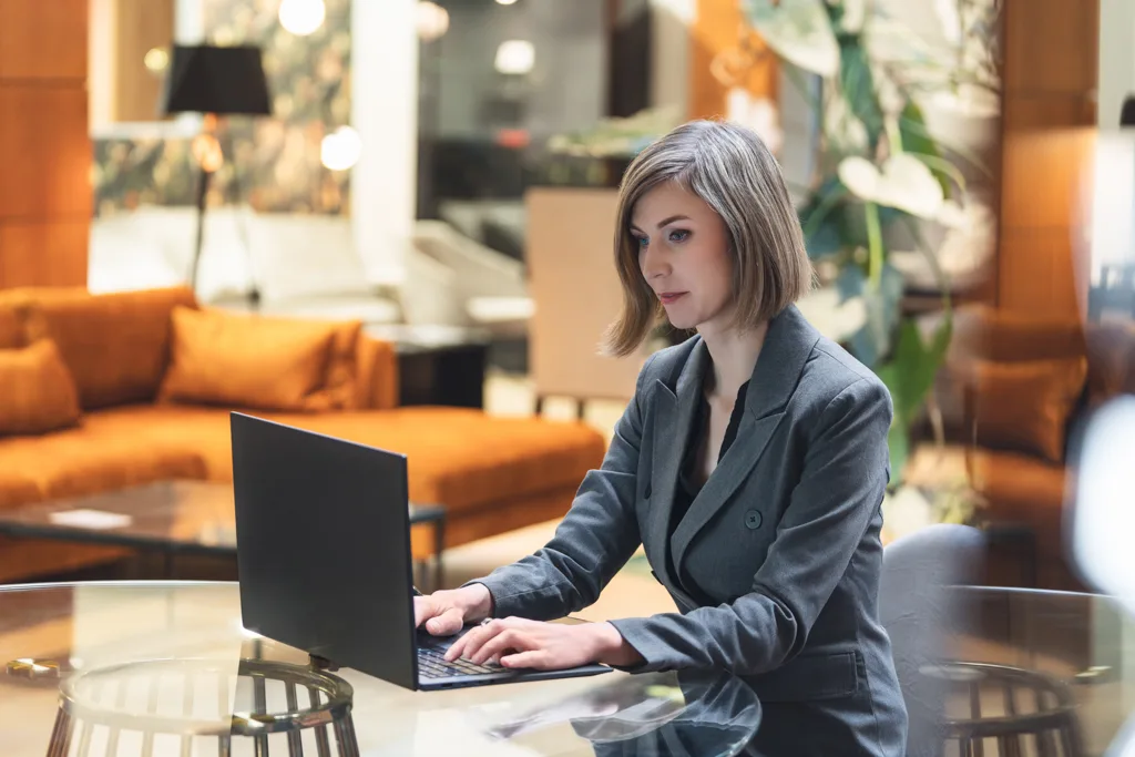 Persoonibrändi foto naisest, pildistas fotograaf Mailis Vahenurm.