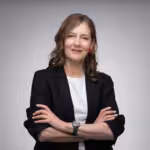 Ametiportree naisest, pildistas fotograaf Mailis Vahenurm.