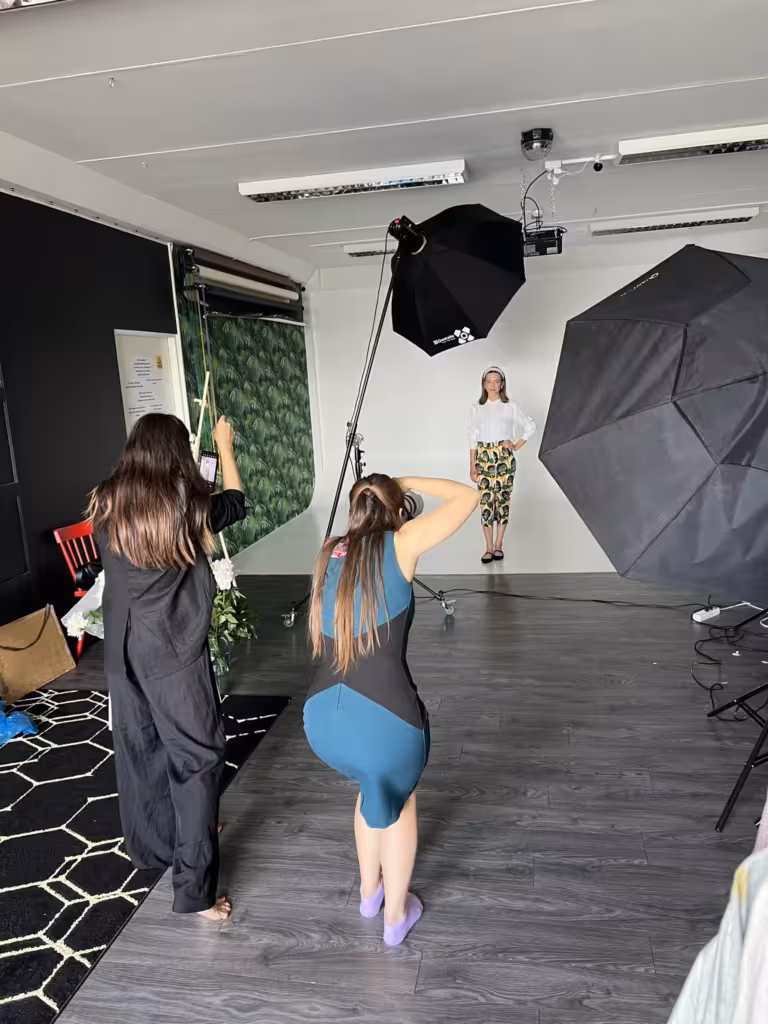 Kulissidetagune foto näidis ametiportree sessioonilt, pildistas Liisi Haas.