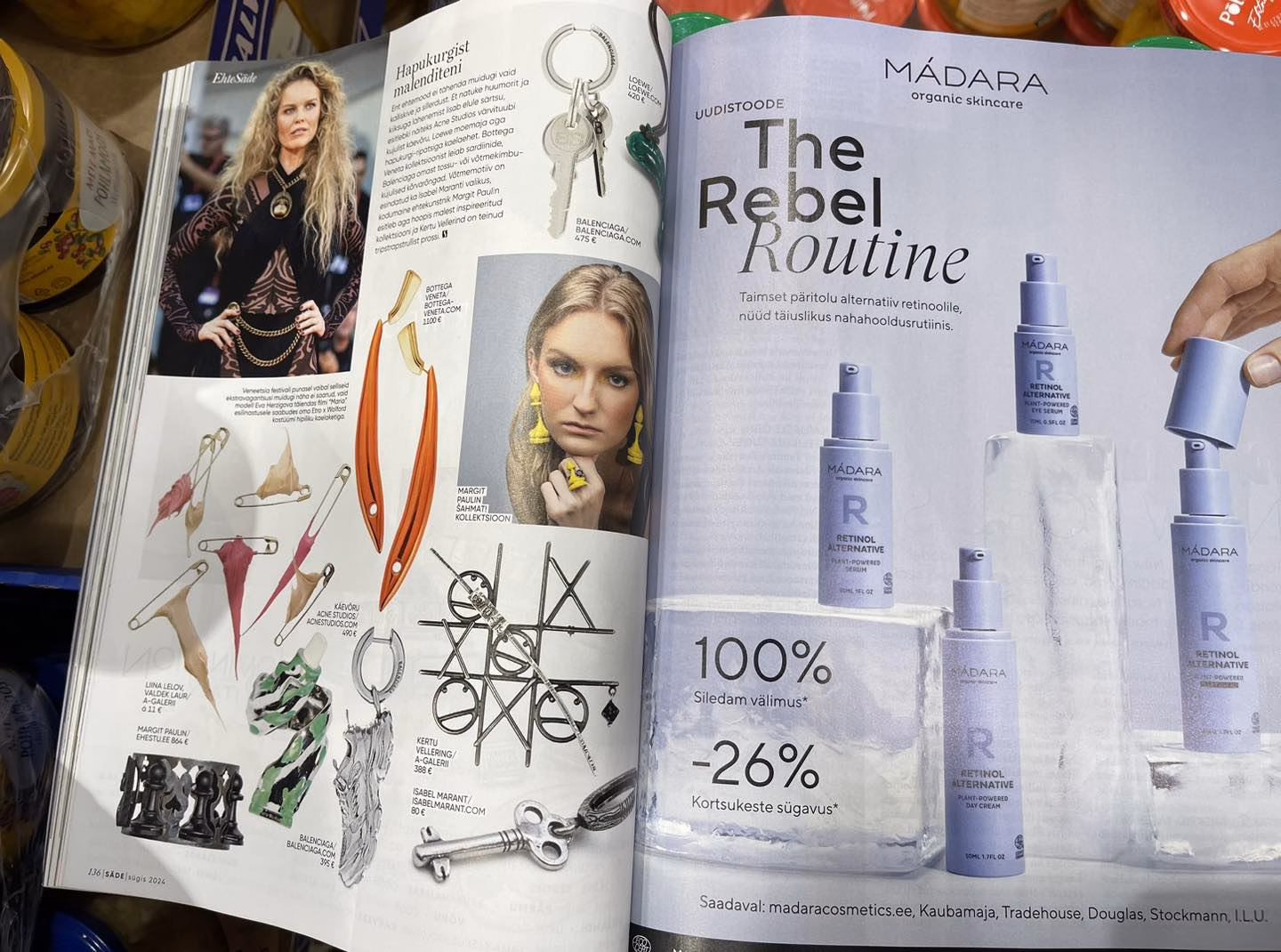 Ajakirja Säde 2024 sügisnumber Brändifotod Margit Paulini ehtekolllektsioonist ŠahMat ajakirja "Säde" sügisnumbris aastal 2024, pildistas Mailis Vahenurm.