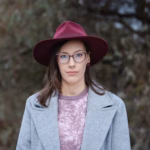 Persoonibrändi foto naisest Delta hoone taustal, foto autor Mailis Vahenurm.