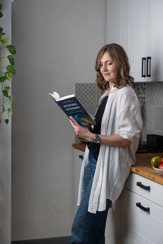 Persoonibrändi foto naisest köögis raamatut lugemas, pildistas portreefotograaf Mailis Vahenurm.