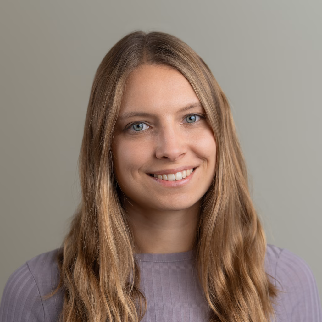 Ametiportree naisest seina taustal, foto autor Mailis Vahenurm.