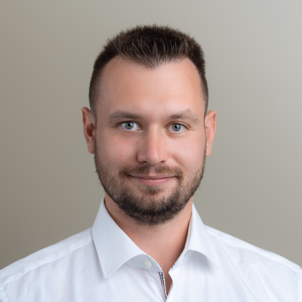 Ametiportree mehest seina taustal, foto autor Mailis Vahenurm.